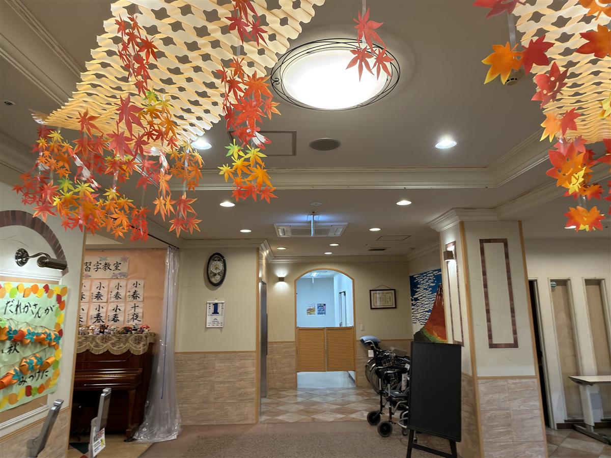 季節の装飾が飾られたロビー